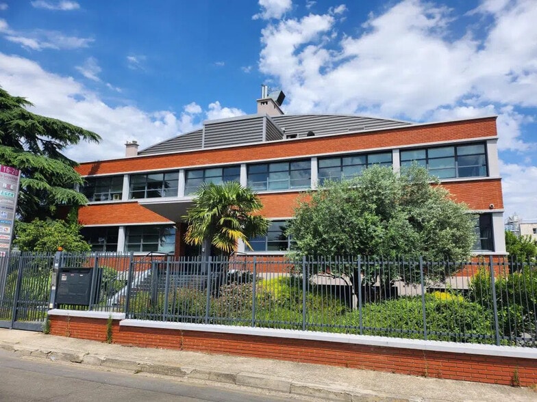 Office in Bezons for lease - Building Photo - Image 2 of 11