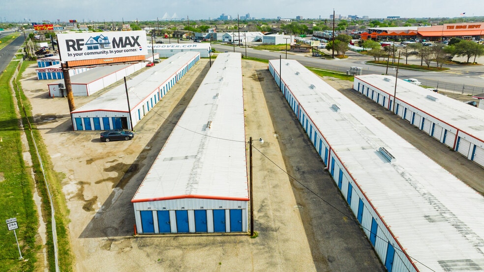4066 Crosstown Expy, Corpus Christi, TX for sale - Building Photo - Image 3 of 6