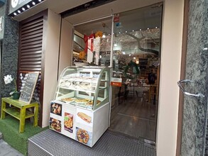 Retail in Barcelona, Barcelona for lease Interior Photo- Image 2 of 19