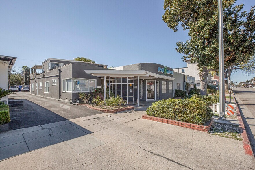 10730 Riverside Dr, Toluca Lake, CA à vendre - Photo du bâtiment - Image 3 de 30