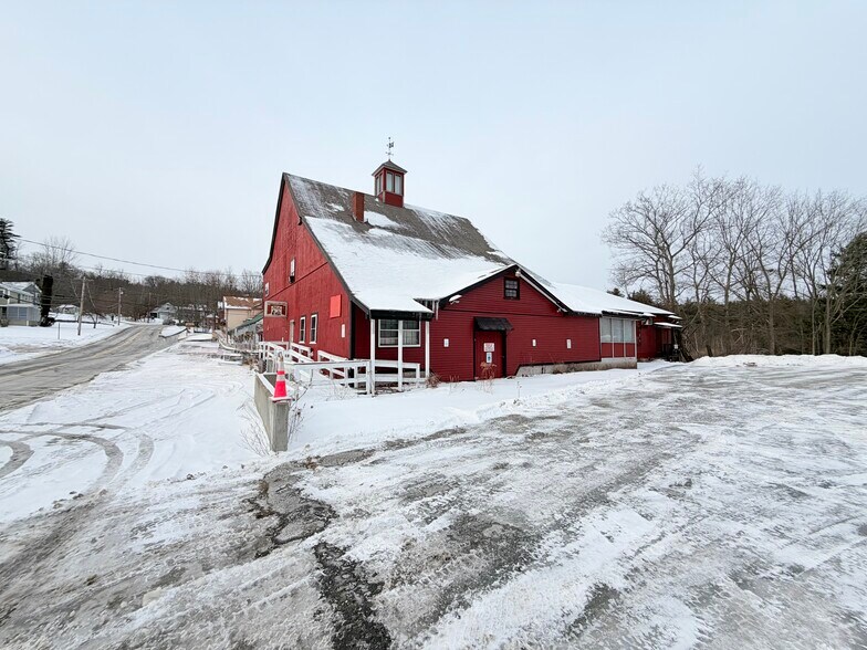8 Dunster Ave, Greenville, NH à vendre - Photo du bâtiment - Image 2 de 21