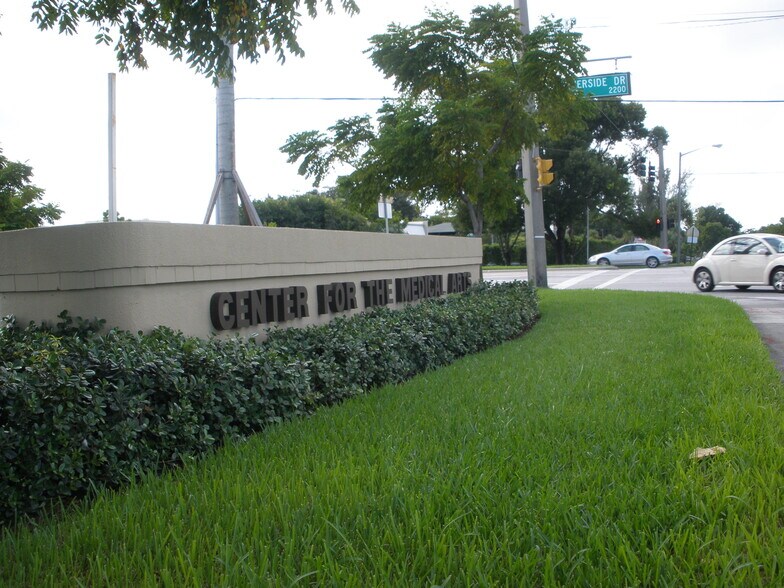 8100-8110 Royal Palm Blvd, Coral Springs, FL à louer - Photo du bâtiment - Image 3 de 12