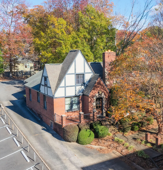 2133 Commonwealth Ave, Charlotte, NC for lease - Building Photo - Image 1 of 5