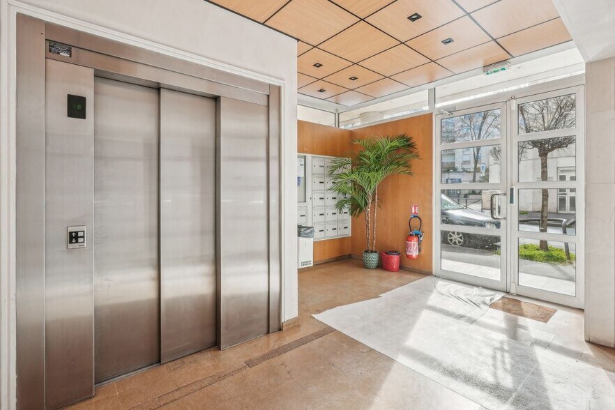 19 Rue Diderot, Issy-les-Moulineaux for lease - Lobby - Image 2 of 12