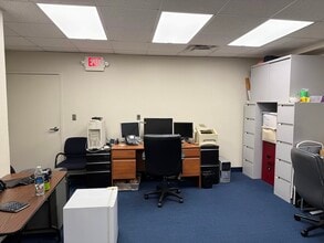 950 Skokie Blvd, Northbrook, IL à louer Photo intérieure- Image 1 de 3