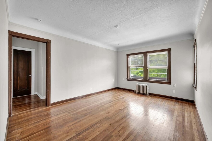 1346 Kenilworth Ave, Lakewood, OH for sale - Interior Photo - Image 2 of 2