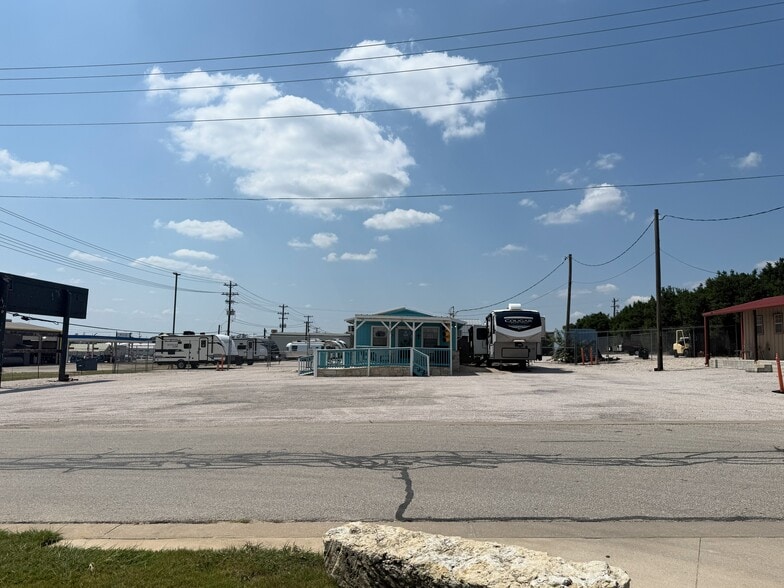 107 Bailey Ln, Liberty Hill, TX for lease - Building Photo - Image 2 of 8