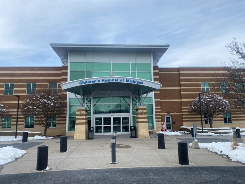 42700 Garfield Rd, Clinton Township, MI à louer - Photo du bâtiment - Image 3 de 10