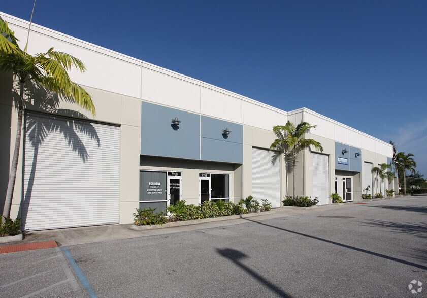 7948-7966 SW Jack James Dr, Stuart, FL à louer - Photo du bâtiment - Image 3 de 19