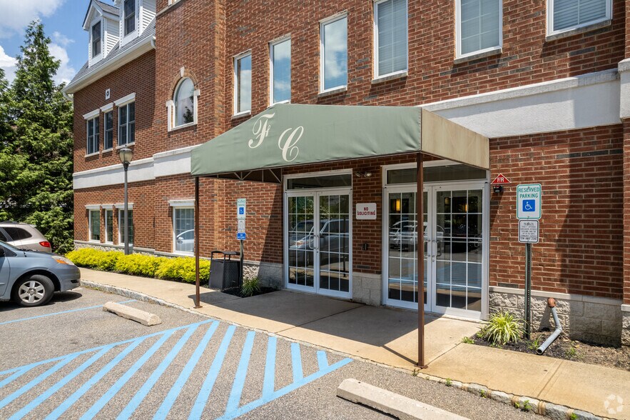83 South St, Freehold, NJ à louer - Photo du bâtiment - Image 3 de 13