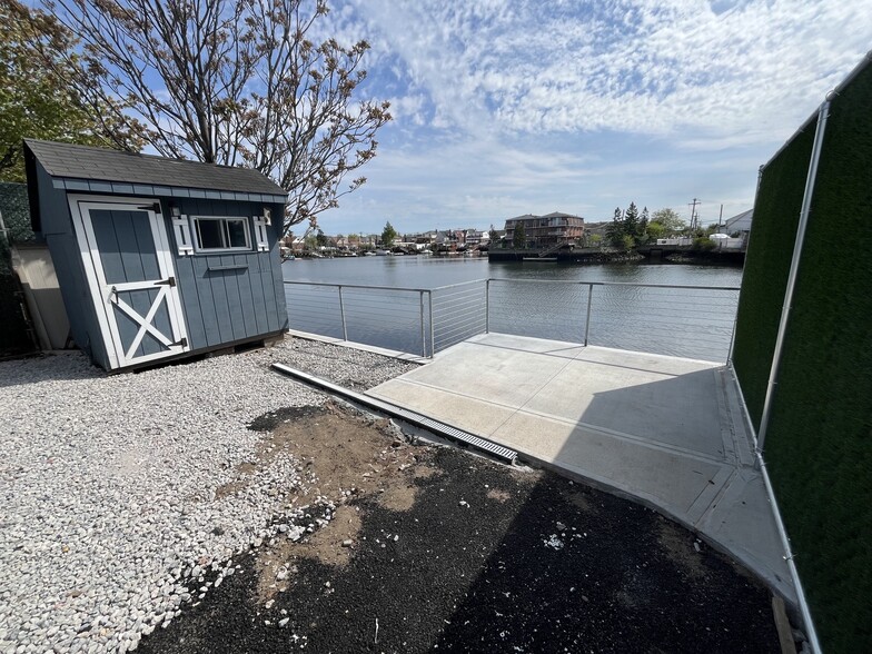 15801 Crossbay Blvd, Howard Beach, NY à louer - Photo du bâtiment - Image 3 de 9