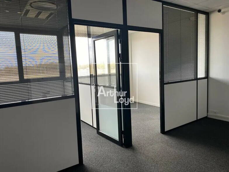 Office in Lieusaint for lease - Interior Photo - Image 1 of 4