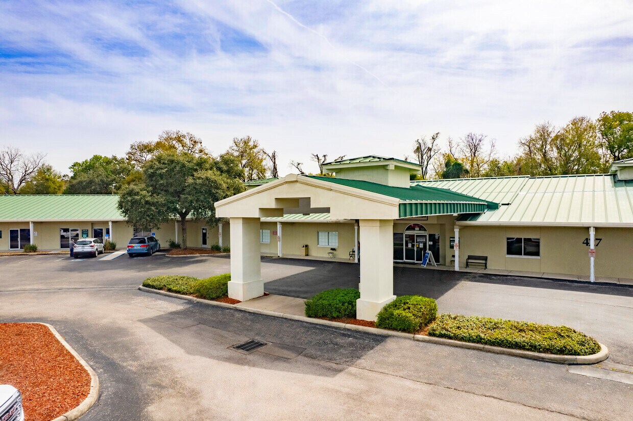 425-427 S Parsons Ave, Brandon, FL for lease Building Photo- Image 1 of 11