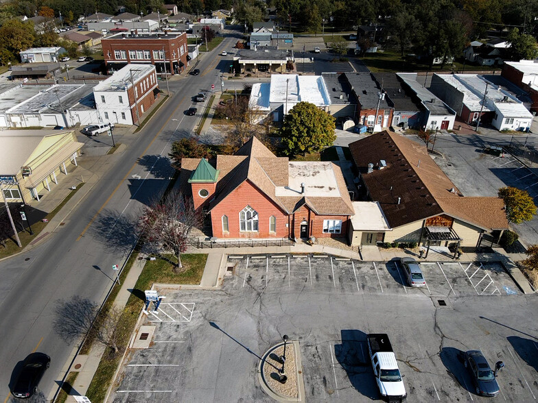 105 S Jefferson Ave, Kearney, MO for lease - Building Photo - Image 2 of 3