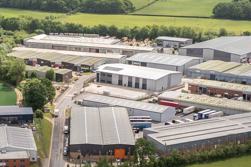 14 Drakes Dr, Long Crendon à louer - Photo du bâtiment - Image 3 de 8