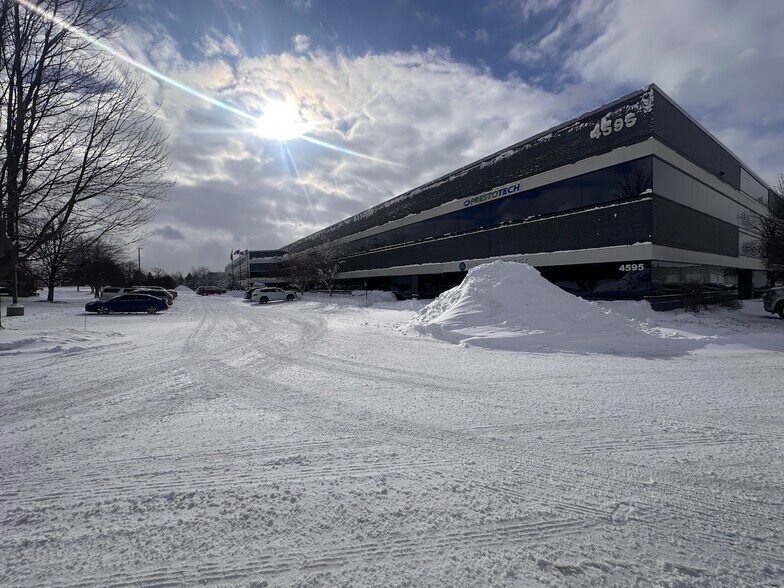 4595 Broadmoor Ave SE, Grand Rapids, MI à louer - Photo principale - Image 1 de 29