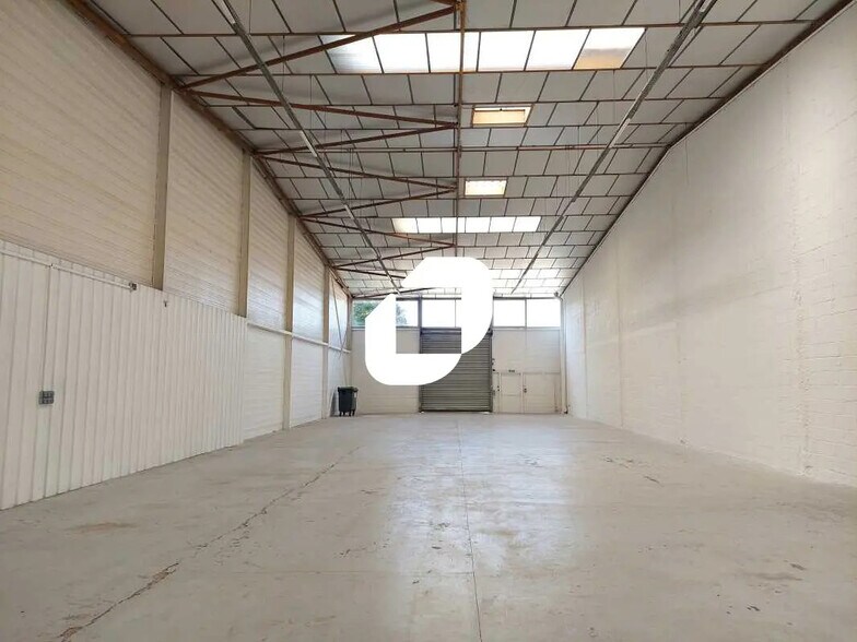 Flex in Coignières for lease - Interior Photo - Image 3 of 12