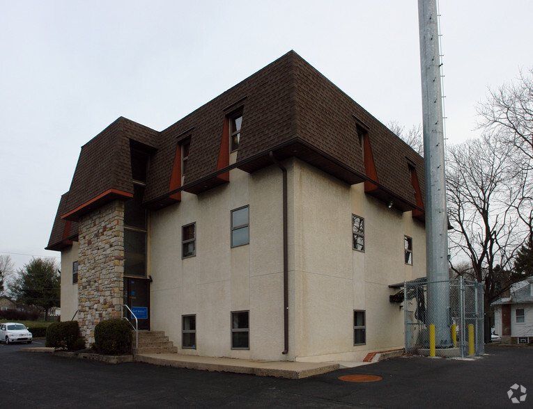 447 W Moreland Rd, Willow Grove, PA for lease - Building Photo - Image 2 of 6