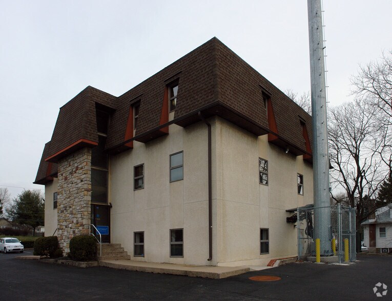 447 W Moreland Rd, Willow Grove, PA à louer - Photo du bâtiment - Image 2 de 6