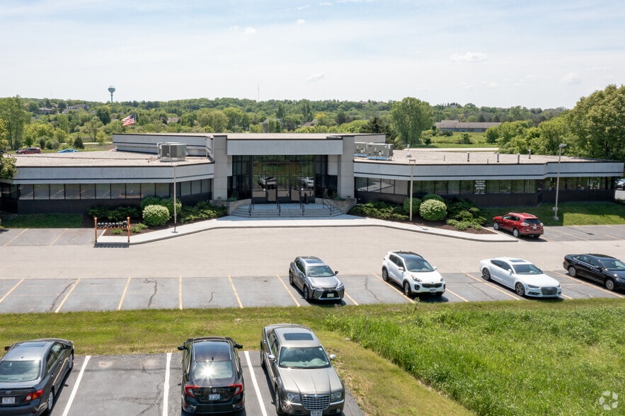 1507 E Sunset Dr, Waukesha, WI for lease - Building Photo - Image 3 of 4