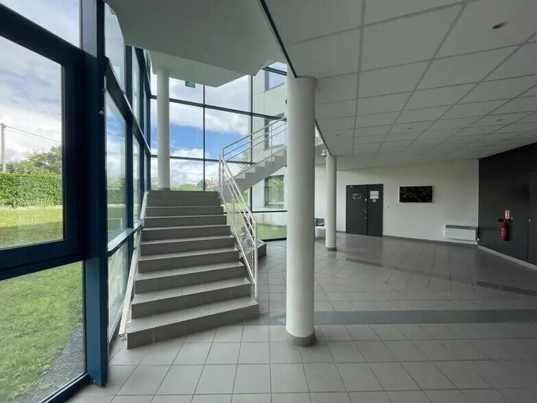 3 Allée Du Moulin Berger, Écully for lease - Interior Photo - Image 3 of 12