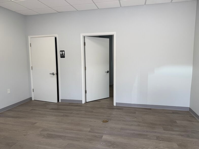 11729 Uradco Pl, San Antonio, FL for lease - Building Photo - Image 3 of 8