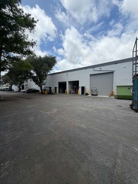 1313 NW 65th Pl, Fort Lauderdale, FL for lease - Building Photo - Image 2 of 4
