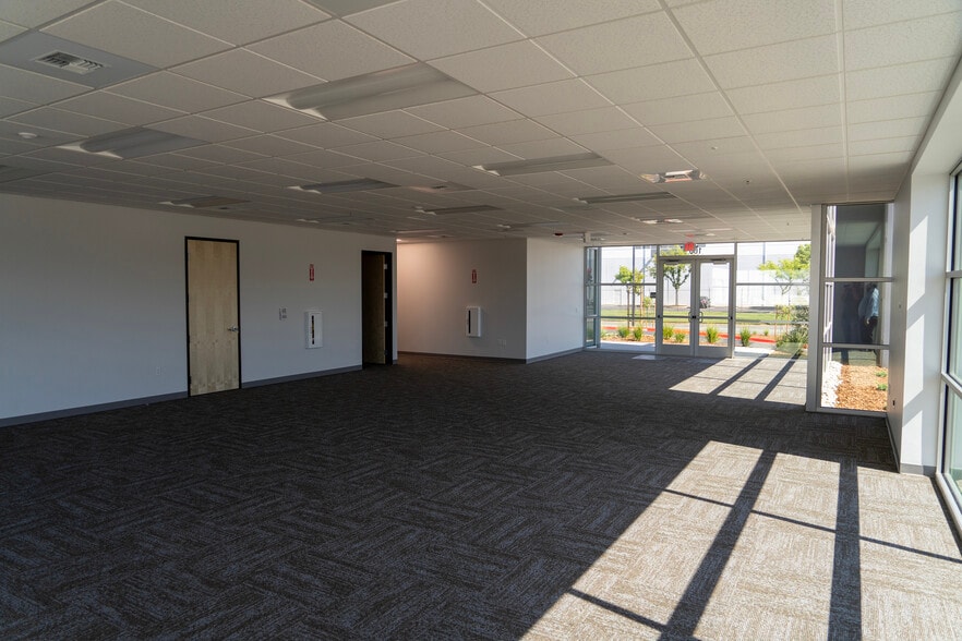 3225 Venture Dr, Lincoln, CA for lease - Building Photo - Image 2 of 3