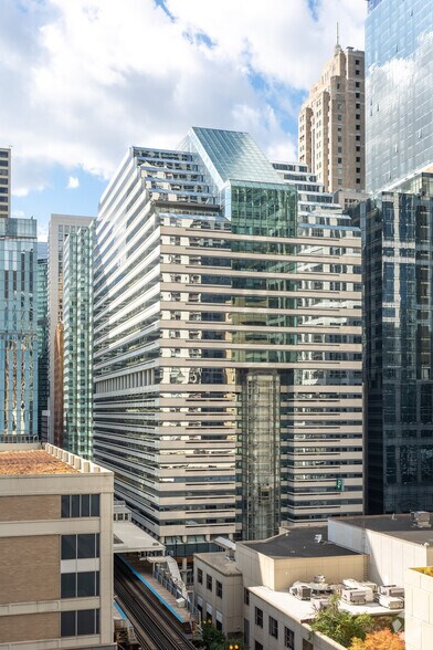 203 N LaSalle St, Chicago, IL à louer - Photo du bâtiment - Image 2 de 24