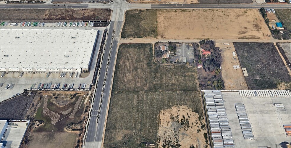 75 E Nance St, Perris, CA à vendre - Photo du bâtiment - Image 2 de 2