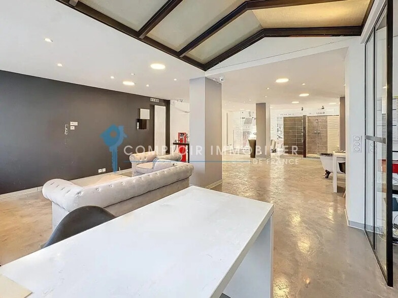 Retail in Grenoble for sale - Interior Photo - Image 2 of 8
