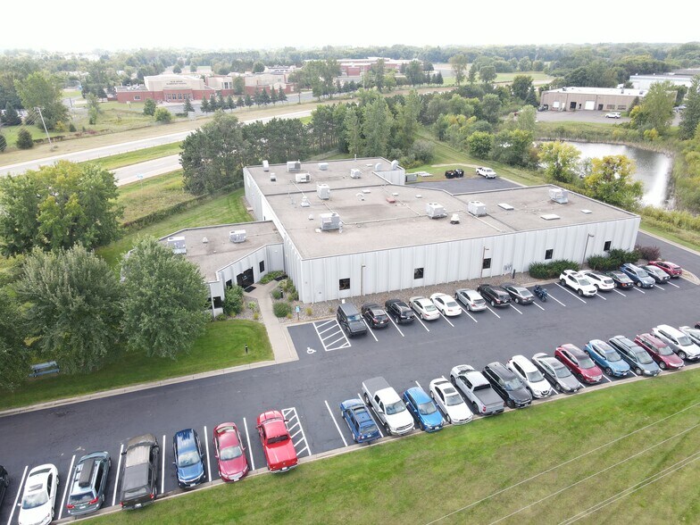 400 Apollo Dr, Circle Pines, MN à vendre - Photo du bâtiment - Image 2 de 7