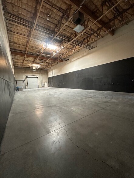 4200 W Russell Rd, Las Vegas, NV à louer - Photo du bâtiment - Image 2 de 8