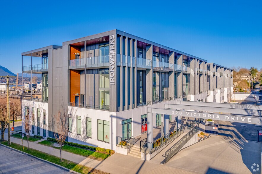 220 Victoria Dr, Vancouver, BC à vendre - Photo principale - Image 1 de 5