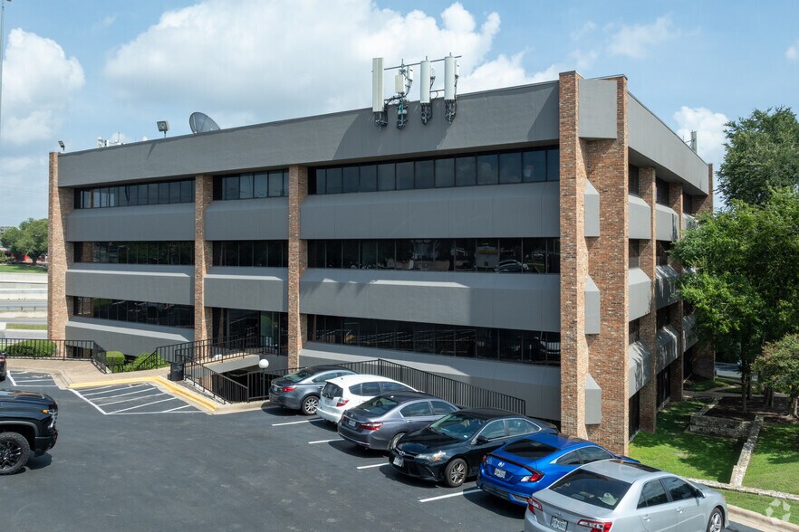 2211 IH-35 S, Austin, TX à louer - Photo du bâtiment - Image 3 de 9