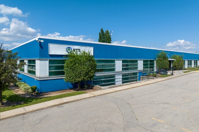 Plus de détails pour 251-255 Attwell Dr – à vendre, Toronto, ON