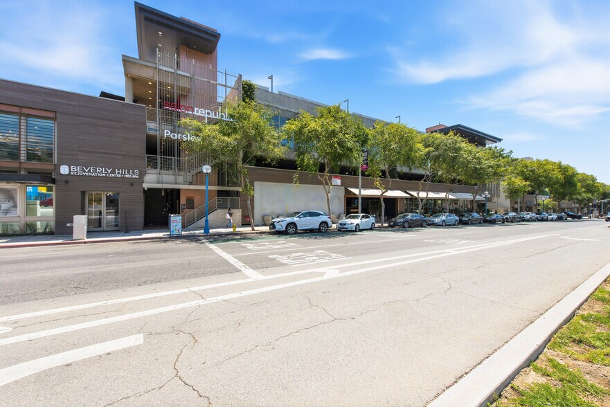 8550-8594 Santa Monica Blvd, West Hollywood, CA à louer - Photo du bâtiment - Image 2 de 9