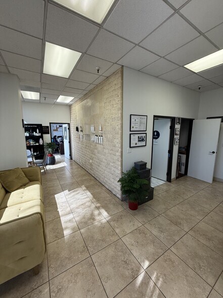8960 Carroll Way, San Diego, CA à louer - Photo du bâtiment - Image 3 de 10