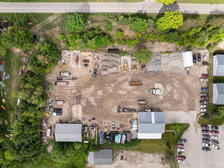 1084 McBride Park Dr, Harbor Springs, MI à vendre - Photo du bâtiment - Image 3 de 6