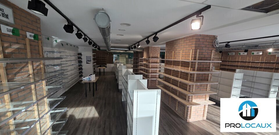 Retail in Voiron for lease - Interior Photo - Image 1 of 12
