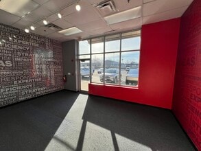 210-240 Peterson Rd, Libertyville, IL à louer Photo intérieure- Image 1 de 6