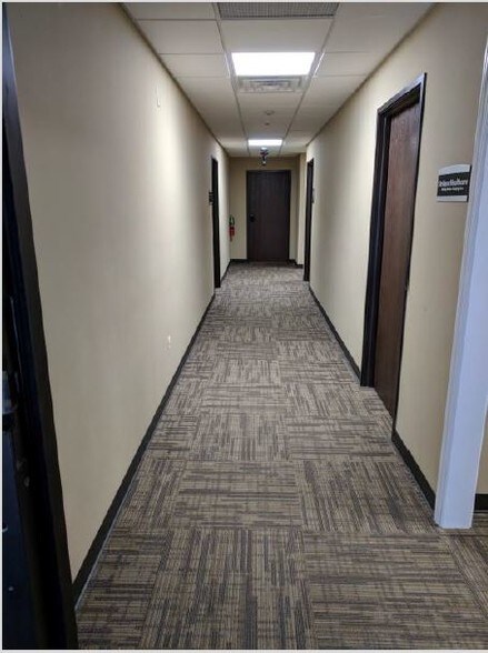 28116 Orchard Lake Rd, Farmington Hills, MI à louer - Photo intérieure - Image 3 de 8