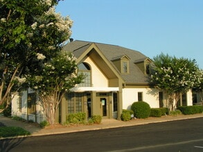 242 Poplar View Pky, Collierville, TN à louer Photo du bâtiment- Image 1 de 3