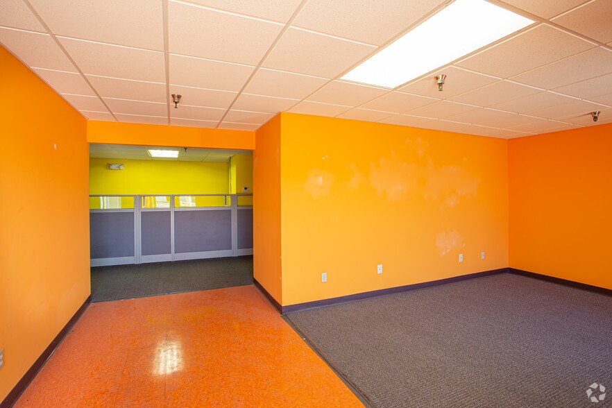 925 SW University Blvd, Topeka, KS à vendre - Photo intérieure - Image 3 de 23