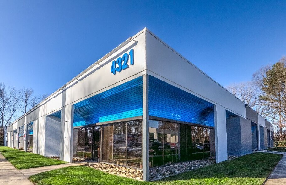 4321 Stuart Andrew Blvd, Charlotte, NC à louer - Photo principale - Image 1 de 2