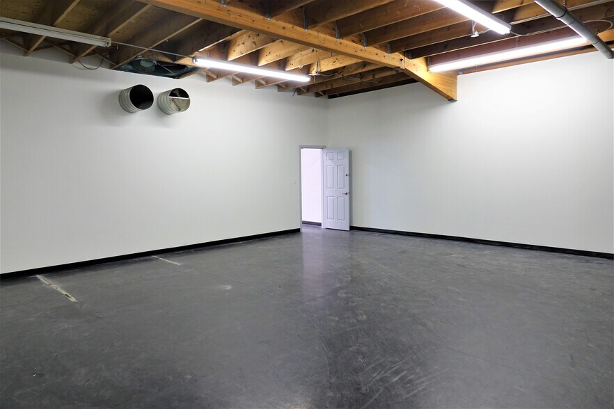 10575-10583 115th St, Edmonton, AB à louer - Photo intérieure - Image 2 de 3