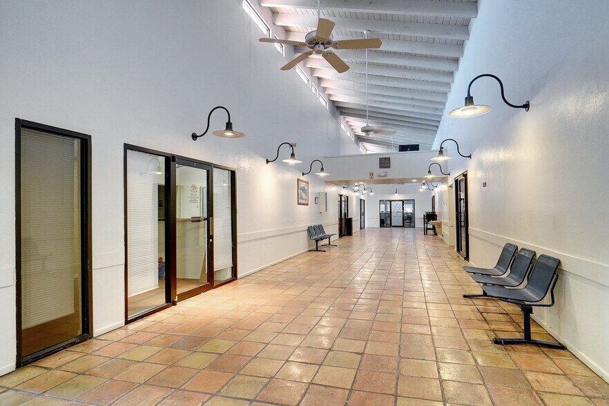 813 Brown Trl, Bedford, TX à louer - Hall d’entrée - Image 2 de 6