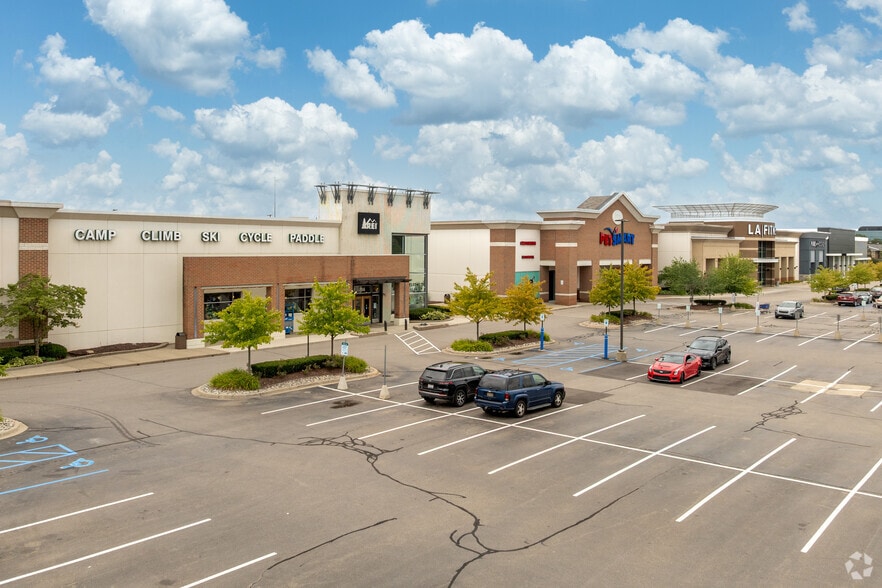 662-868 E Big Beaver Rd, Troy, MI for lease - Building Photo - Image 3 of 5