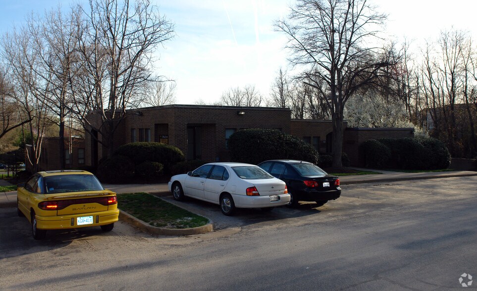 7631-7635 Leesburg Pike, Falls Church, VA à louer - Photo du bâtiment - Image 2 de 5