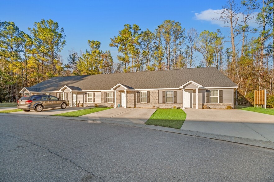 Towne Park & Carlisle Village Townhomes portfolio of 2 properties for sale on LoopNet.ca - Building Photo - Image 3 of 10